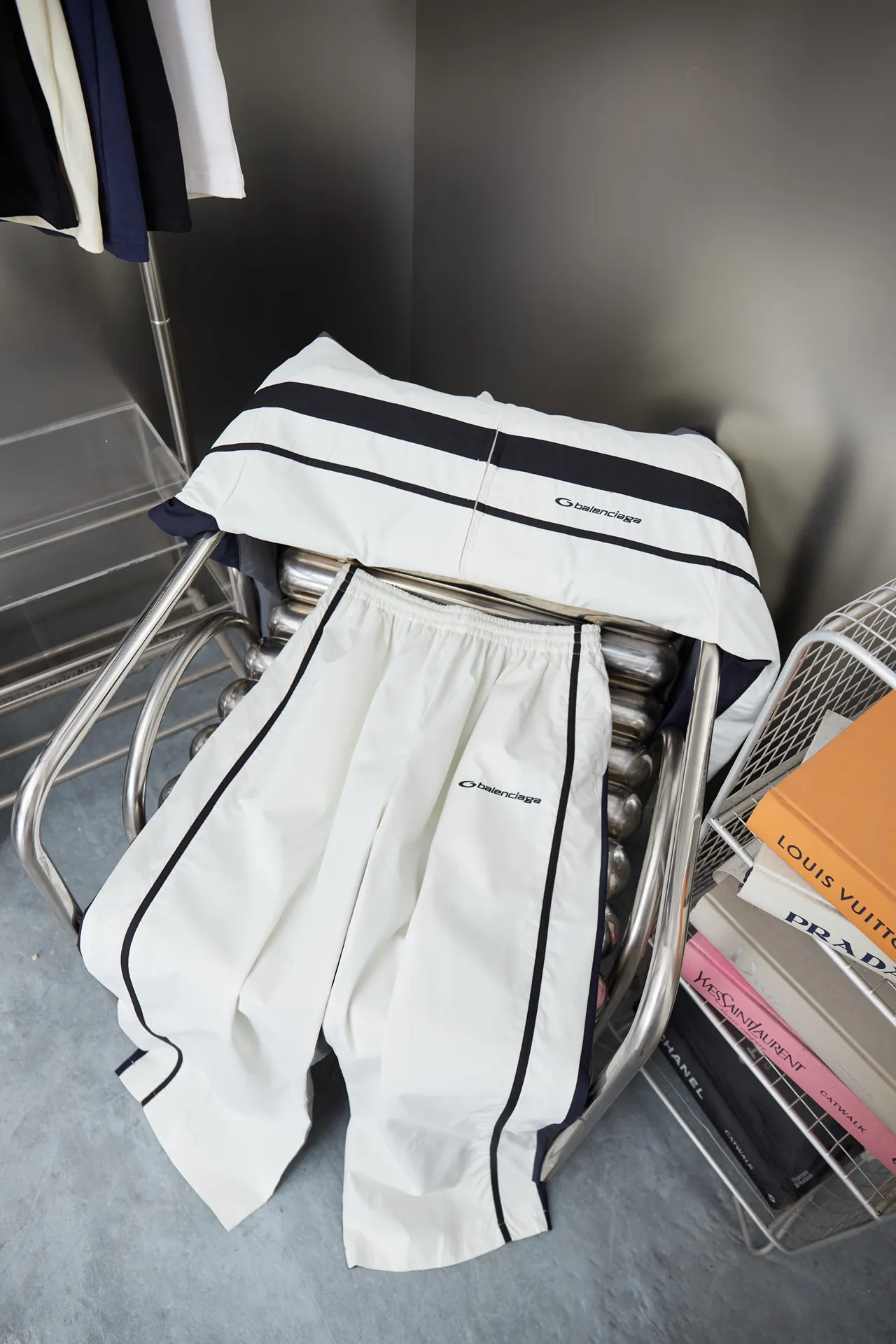Balenciaga 𝘽𝘼𝙇𝙀𝙉𝘾𝙄𝘼𝙂𝘼 BLCG 25SS double-split waterproof sports pants. Light luxury. A must-have item for daily commuting for men and women. Correct version. Welcome to compare. Detailed features · Customized matt Taslan jacket fabric · The entire fabric is pre-treated with a waterproof coating · The interior is made of three-level polyester bird's eye mesh · OS ultra-loose silhouette design · Side pockets · Elastic waistband design · Contrast color Black webbing splicing · Front and rear contrast color splicing and cutting design · Imported Tajima machine embroidery ring logo · Original main mark washed tag brand packaging Color: White/Royal Blue Size: 46/48/50/52